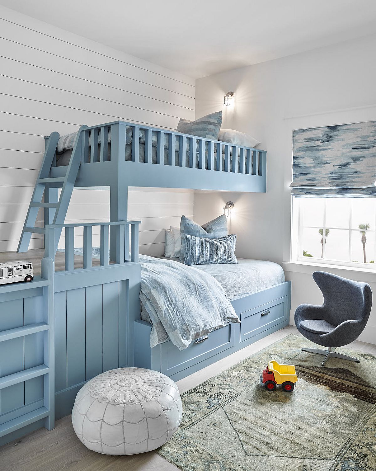 hình ảnh cận cảnh giường tầng màu xanh dương nhạt