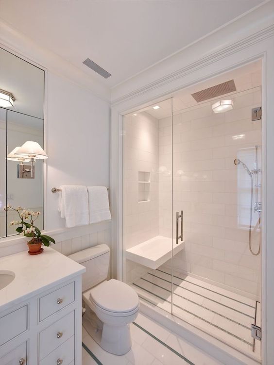 hình ảnh phòng tắm trong biệt thự 2 tầng với tông màu trắng chủ đạo, vách tắm kính