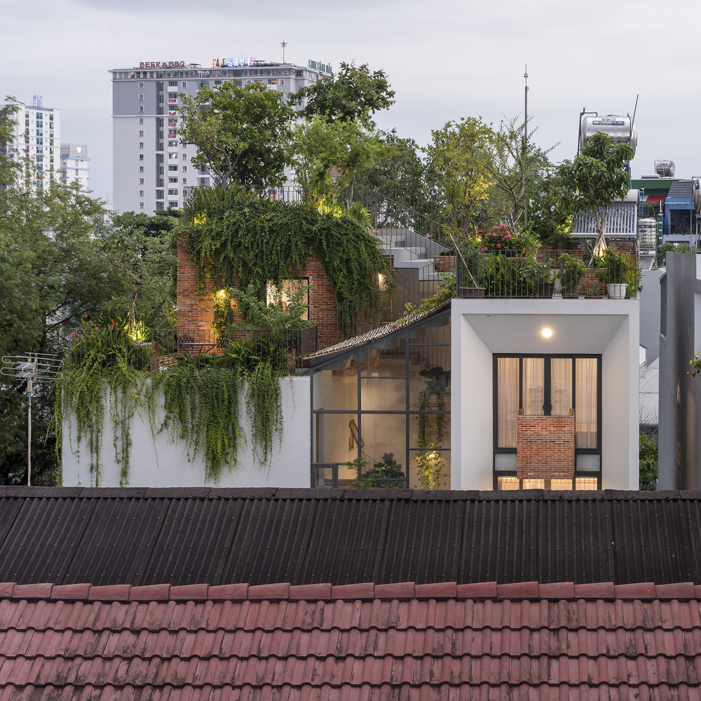 hình ảnh toàn cảnh phần trên ngôi nhà phố Sài Gòn với vườn cây xanh trên mái
