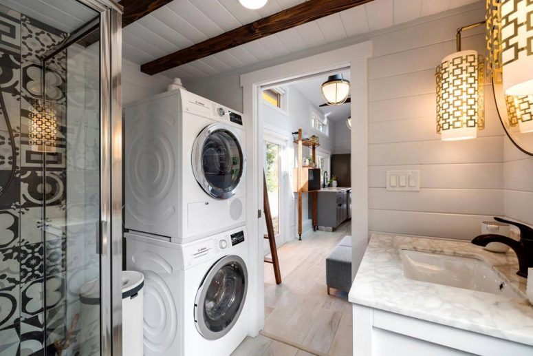 hình ảnh phòng tắm trong nhà di động 36m2 với máy sấy đặt chồng lên máy giặt