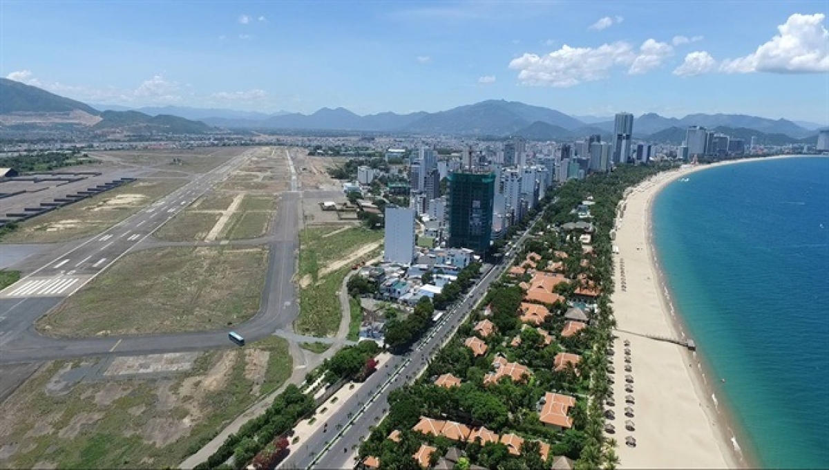ảnh chụp khu đất sân bay Nha Trang cũ nằm gần biển từ trên cao