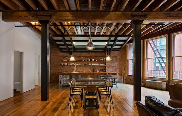 hình ảnh phòng bếp kết hợp phòng ăn sử dụng chất liệu gỗ tự nhiên hủ đạo.