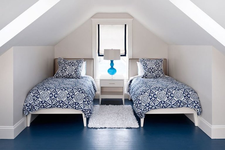 hình ảnh Phòng ngủ gác mái theo phong cách bãi biển hiện đại với sàn sơn màu xanh lam nổi bật.