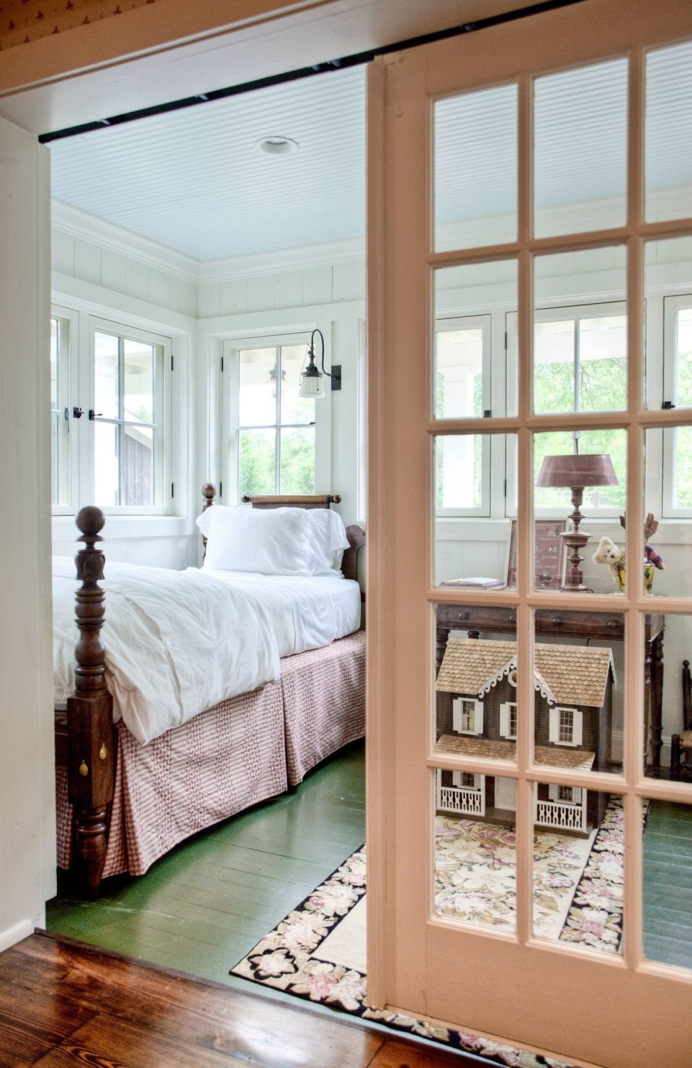 hình ảnh Phòng ngủ trang trại tuyệt đẹp với sàn sơn màu xanh lá cây kết hợp cùng màu  trắng và gỗ xung quanh.