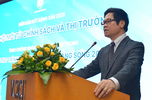 hình ảnh ông Vũ Tiến Lộc phát biểu tại hội thảo
