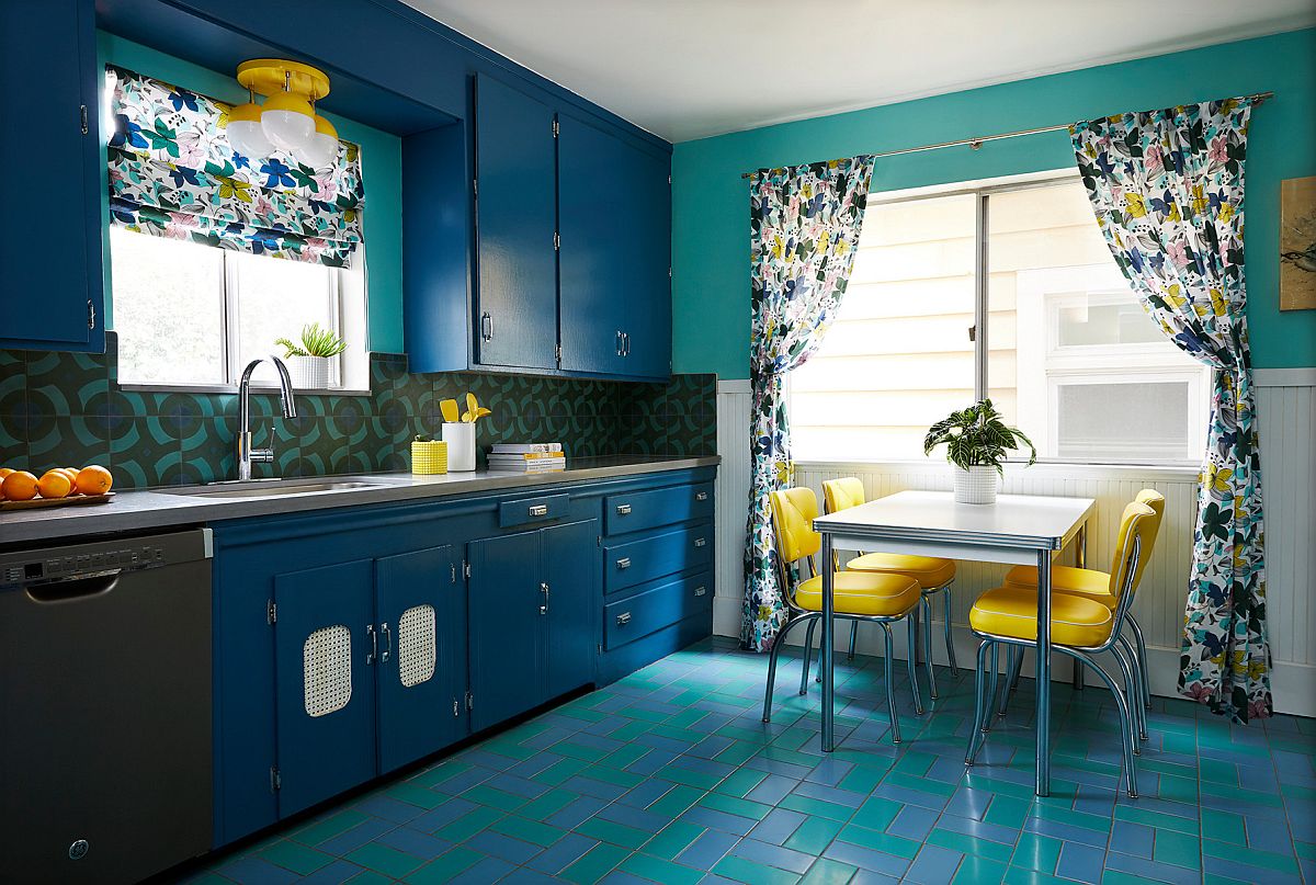hình ảnh phòng bếp màu xanh dương, xanh ngọc chủ đạo, nhấn nhá sắc vàng chanh ở ghế ngồi, đèn trần, rèm cửa