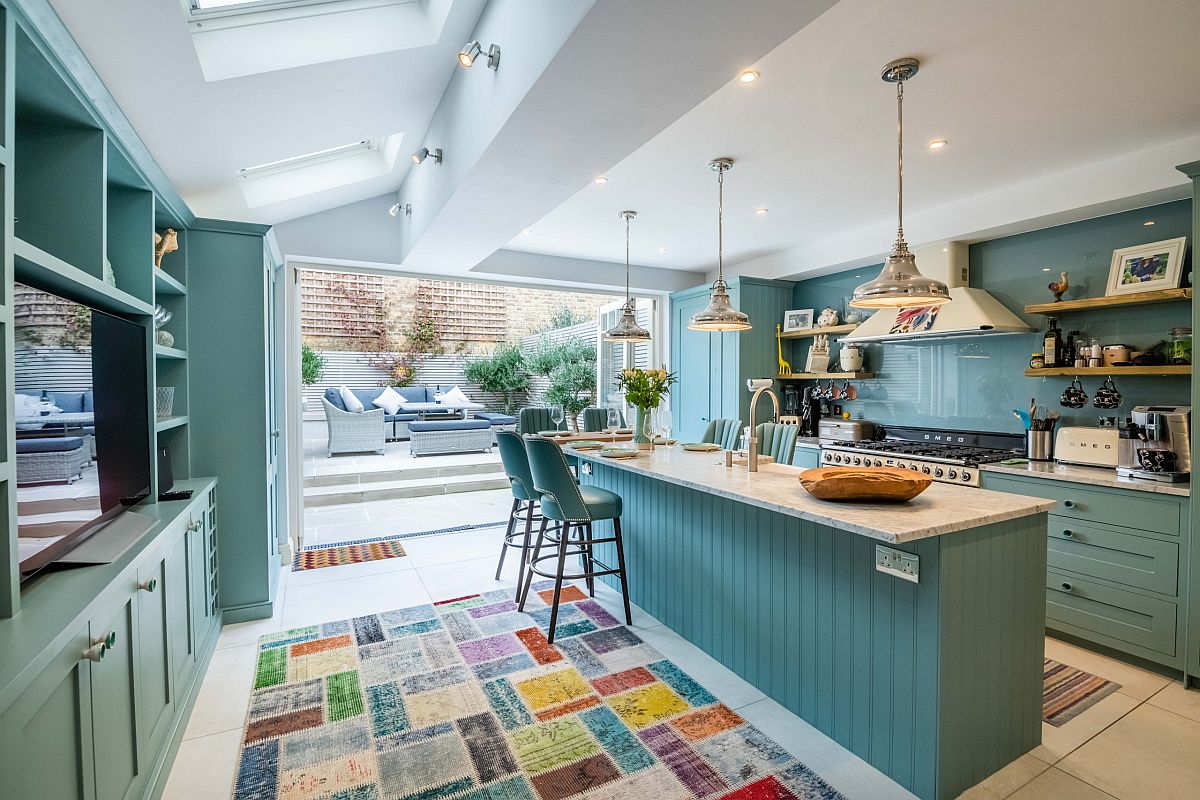 hình ảnh phòng bếp phong cách bãi biển màu xanh ngọc lam