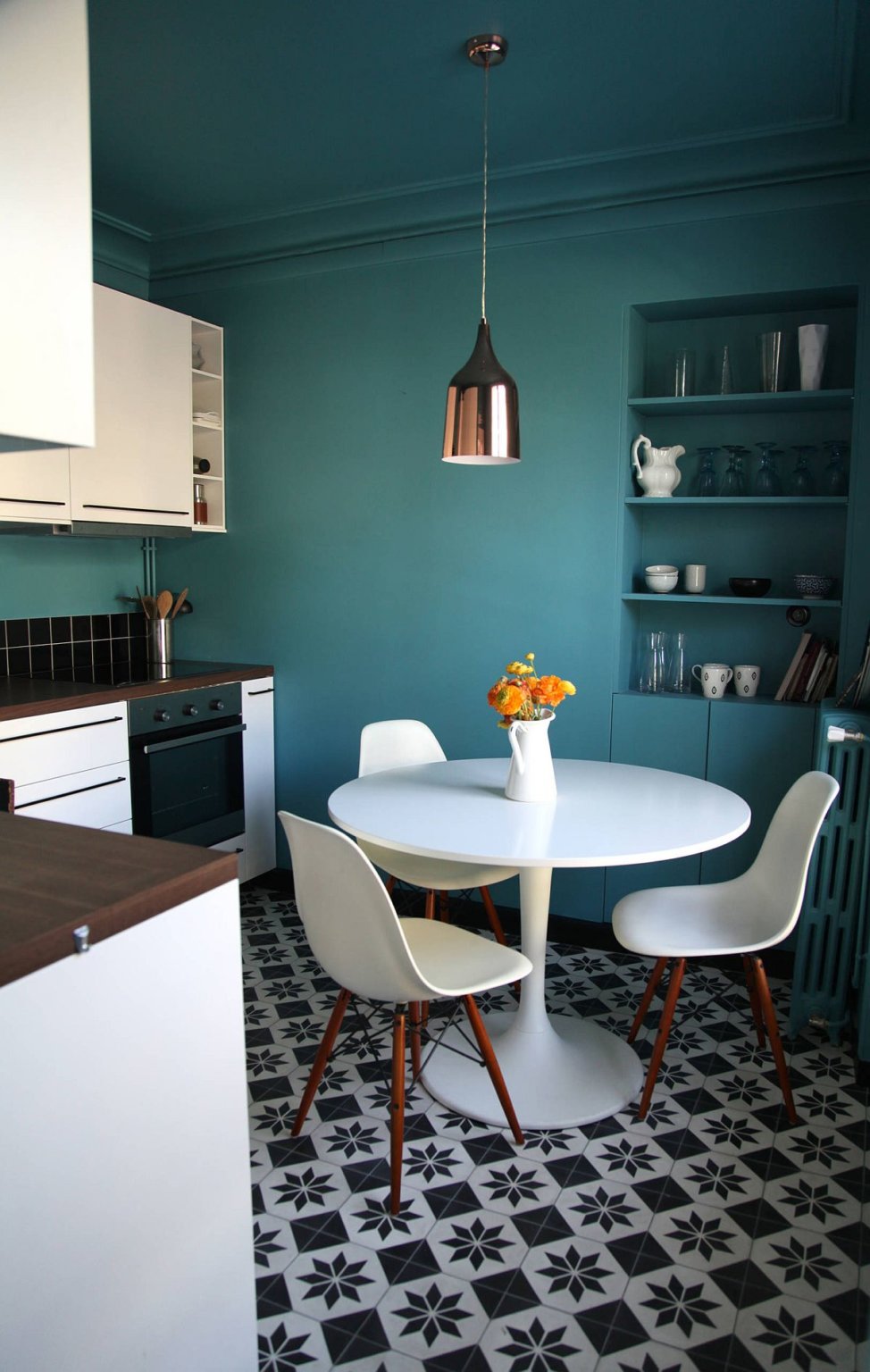 hình ảnh phòng bếp nhỏ đẹp với tường màu xanh ngọc, sàn lát gạch bông đen trắng