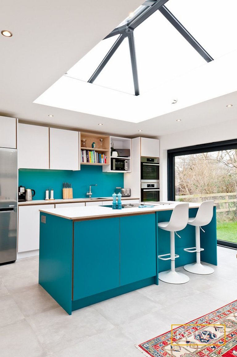 hình ảnh phòng bếp màu xanh ngọc lam thoáng sáng nhờ cửa sổ kính vòm phía trên