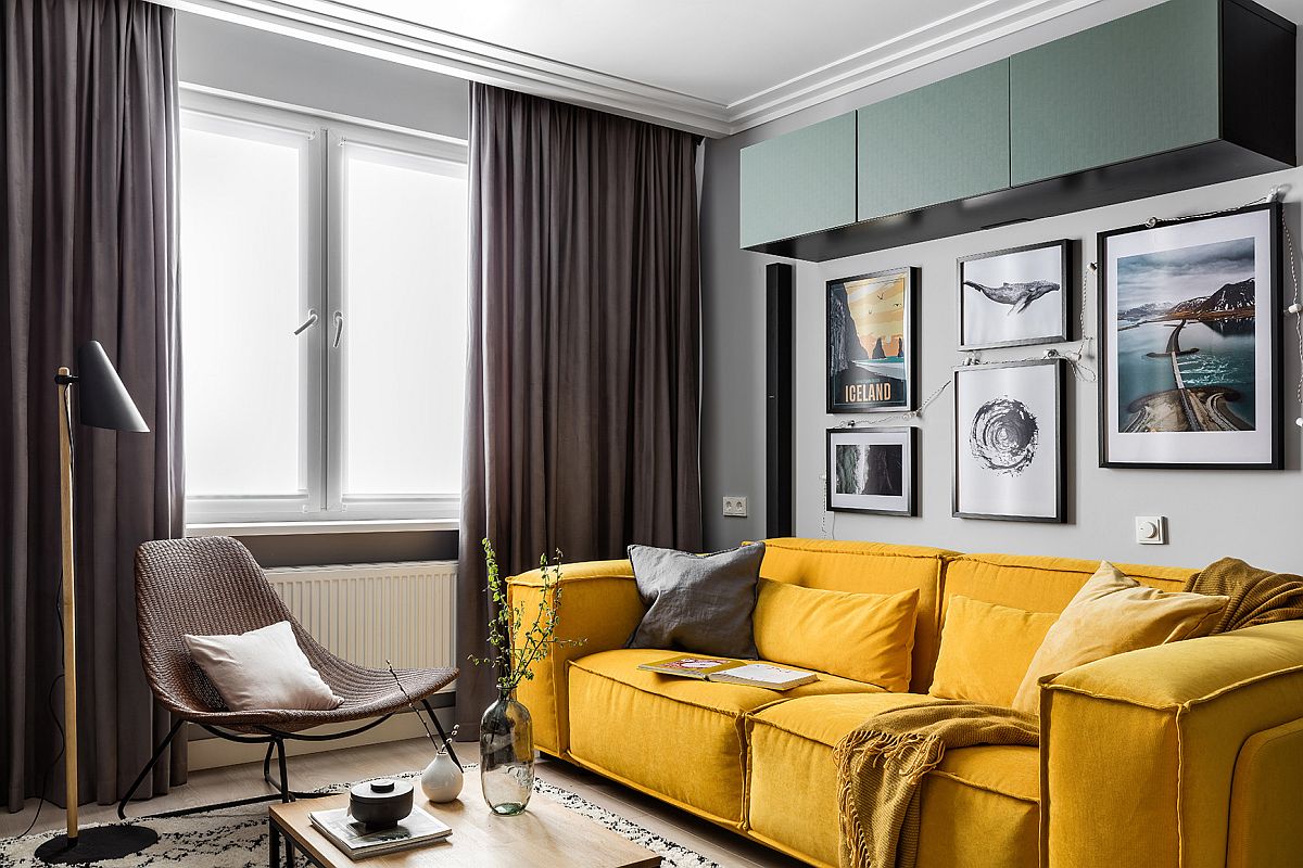hình ảnh phòng khách nhỏ phong cách Scandinavian nổi bật với sofa màu vàng chanh, rèm cửa màu xám đậm, cửa sổ kính lớn