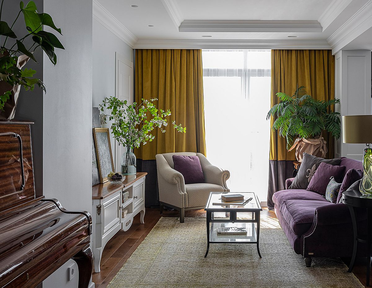 hình ảnh phòng khách truyền thống với điểm nhấn là ghế sofa dài màu tím, rèm cửa vàng chanh