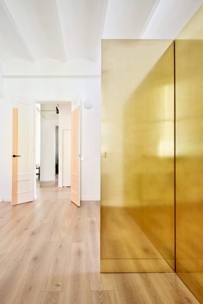 hình ảnh lối hành lang căn hộ hiện đại, cạnh đó là tủ màu vàng sáng bóng