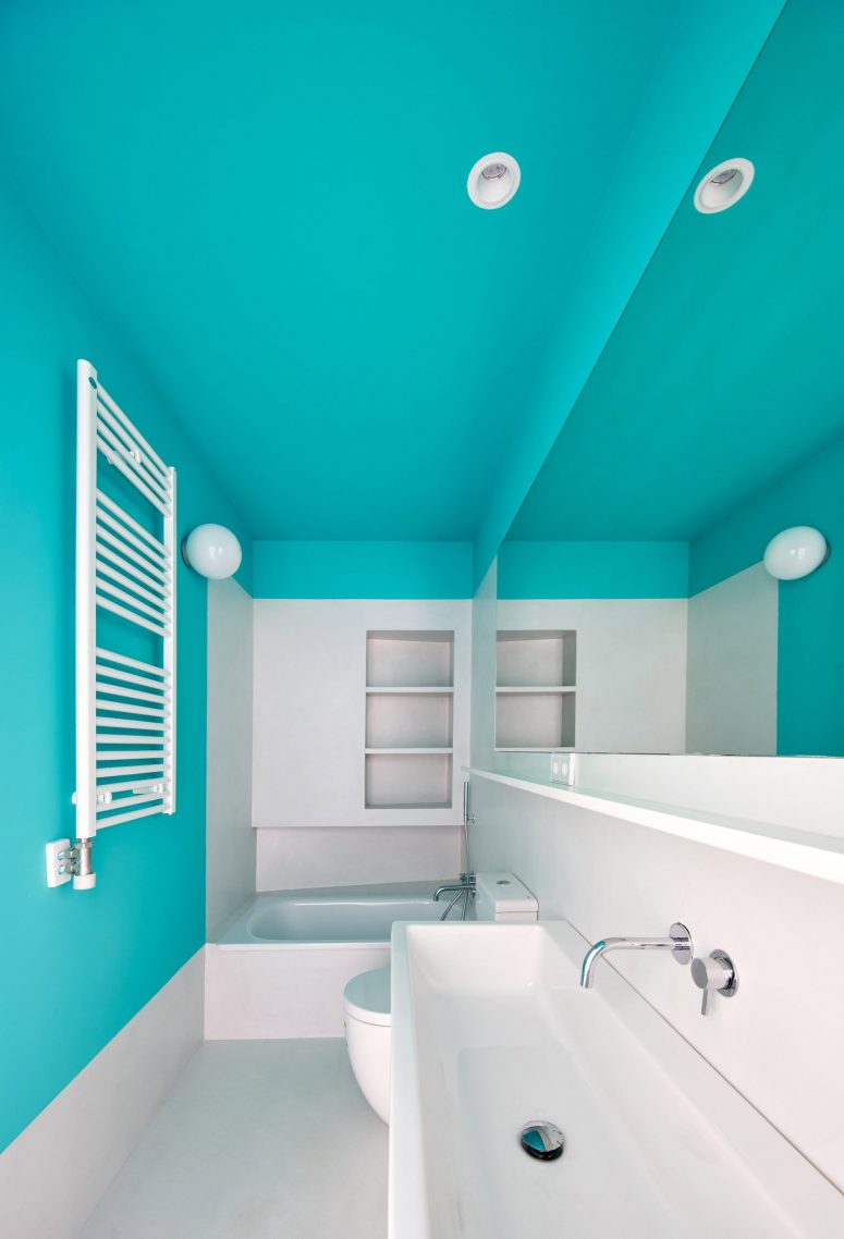 hình ảnh phòng tắm trong căn hộ hiện đại với tường sơn màu trắng và xanh ngọc mát mắt