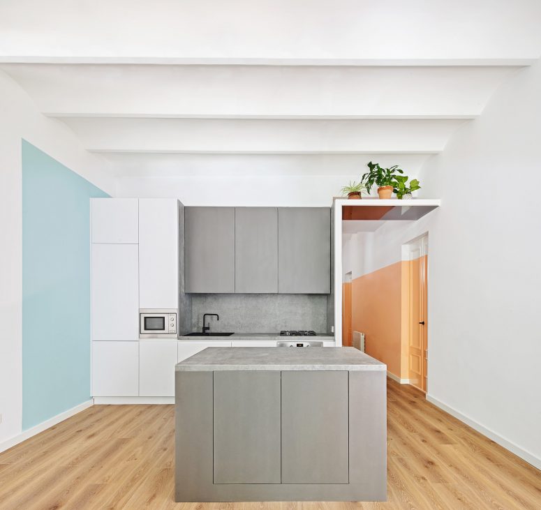 hình ảnh phòng bếp với tủ và bàn đảo màu xám, mảng tường sơn màu xanh da trời dịu mát