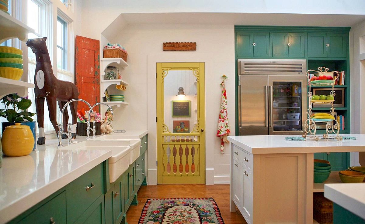 hình ảnh phòng bếp với cửa vào màu vàng, tủ bếp màu xanh lá cây bắt mắt