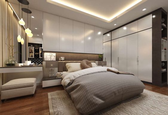 hình ảnh phòng ngủ master rộng rãi, sang trọng với tủ âm tường màu trắng, gương lớn gắn tường, đèn thả ấm áp