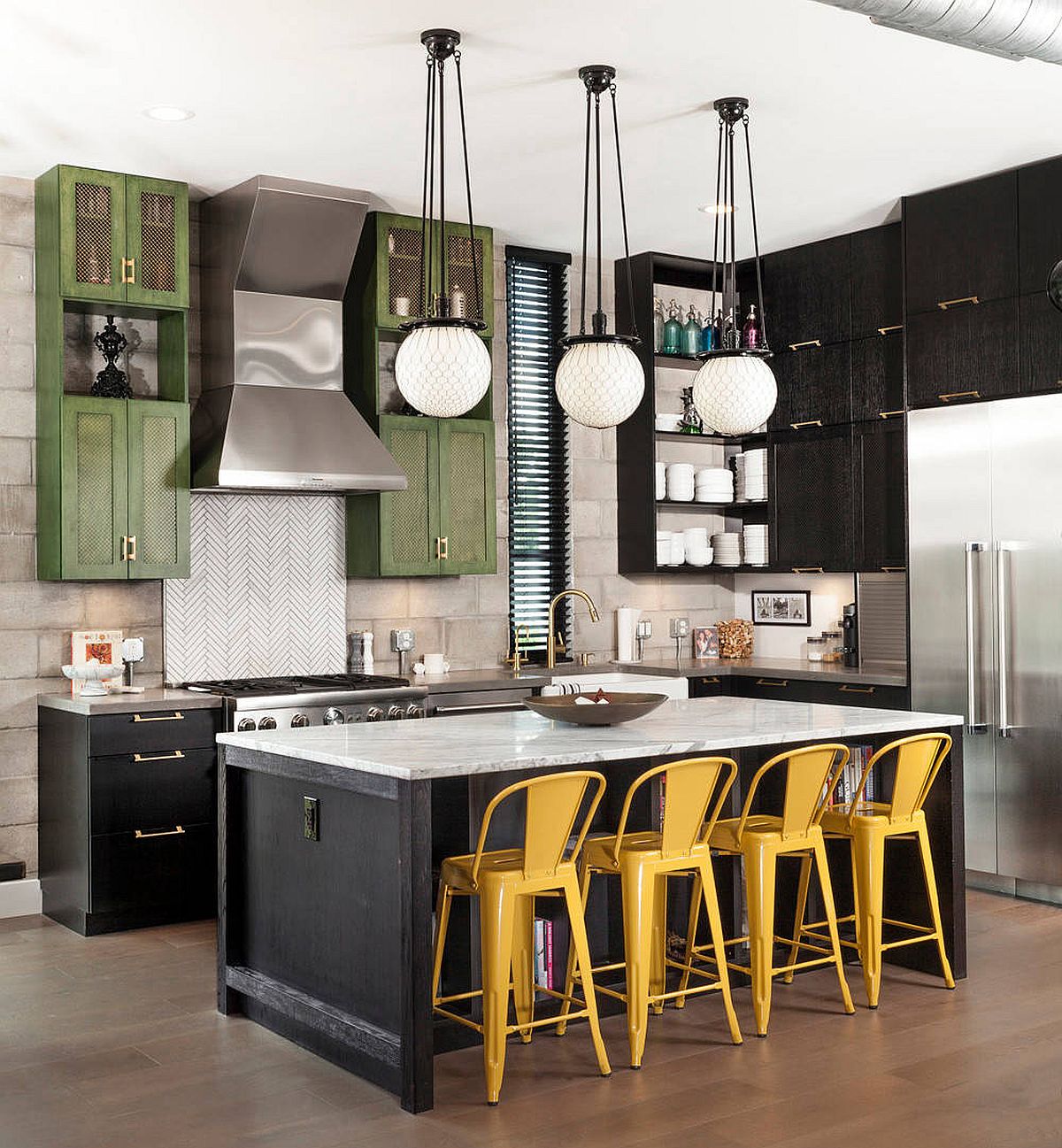 hình ảnh phòng bếp phong cách công nghiệp với điểm nhấn là bộ ghế bar màu vàng, tủ lưu trữ màu xanh lá cây