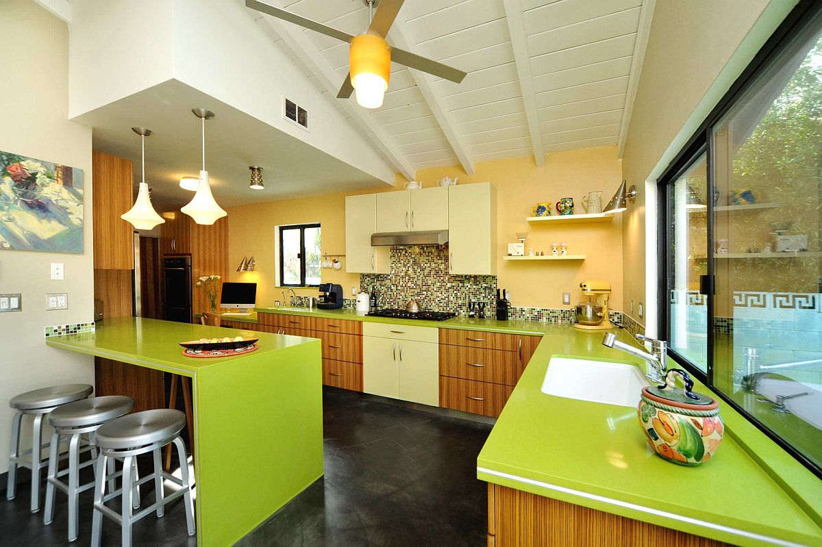 hình ảnh phòng bếp phong cách mid-century với tường sơn màu vàng, mặt bàn màu xanh lá