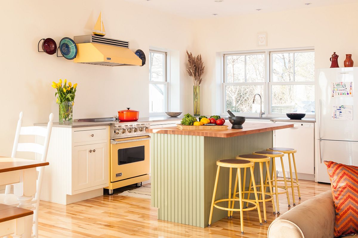 hình ảnh phòng bếp phong cách chiết trung với bàn đảo xanh lá, ghế bar màu vàng