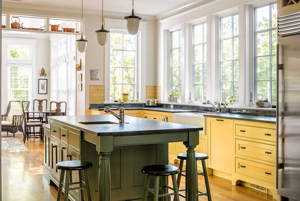 hình ảnh phòng bếp truyền thống với tủ màu vàng chanh, bàn đảo màu xanh lá