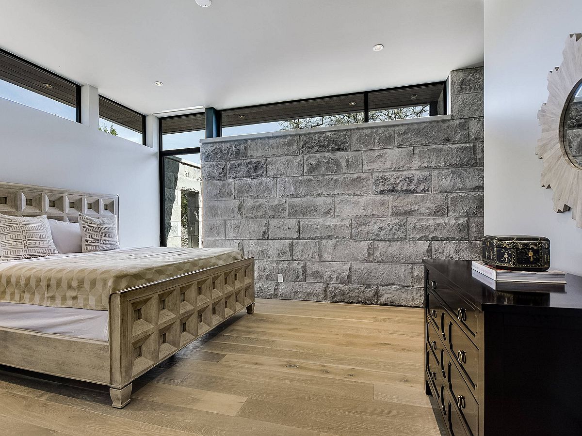 hình ảnh phòng ngủ nổi bật với bức tường đá thô mộc