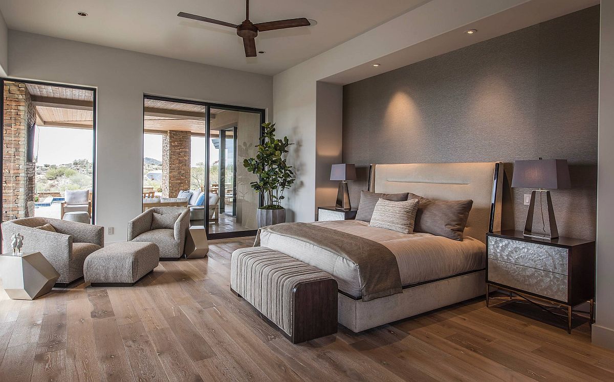 hình ảnh Phòng ngủ rộng rãi với bức tường tạo điểm nhấn màu xám, sàn gỗ và đèn ngủ nổi bật.
