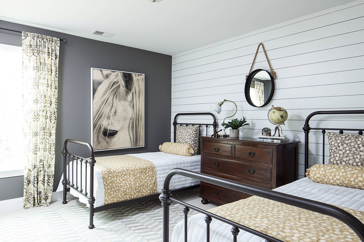 hình ảnh phòng ngủ phong cách trang trại với bức tường điểm nhấn màu xám