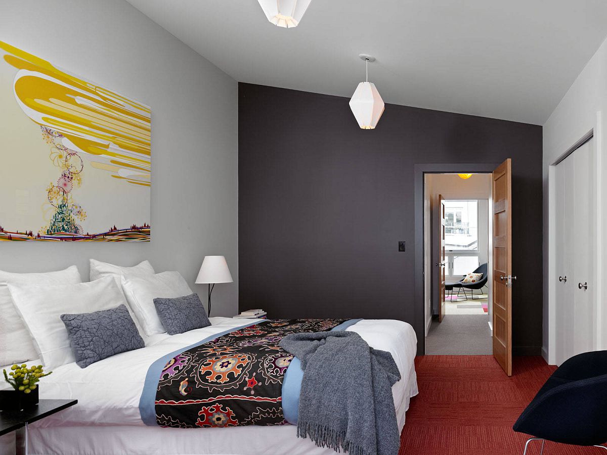 hình ảnh phòng ngủ màu sắc với mảng tường màu xám tạo chiều sâu