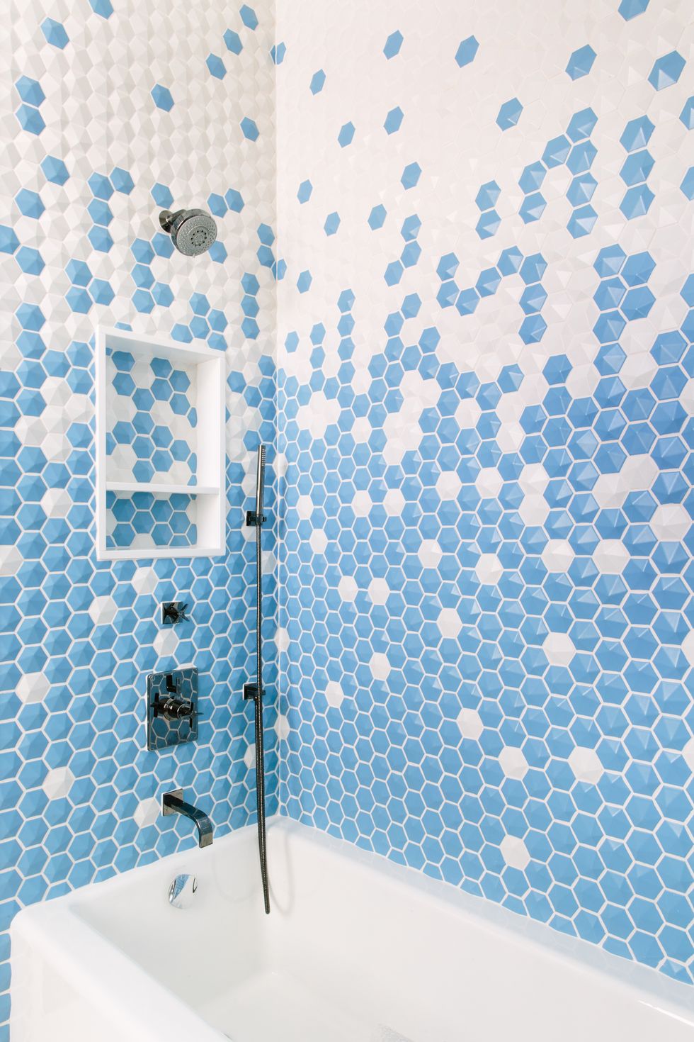hình ảnh phòng tắm ốp lát gạch lục giác màu trắng kết hợp xanh dương