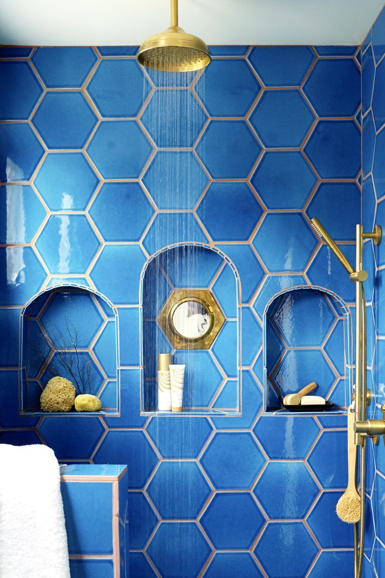 hình ảnh cận cảnh hộc lưu trữ âm tường trong phòng tắm vớ gạch lục giác màu xanh nước biển, vòi sen bằng đồng