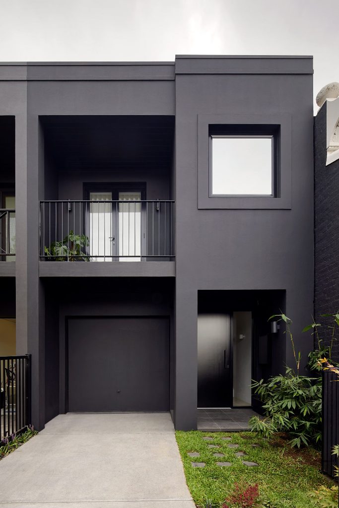 hình ảnh toàn cảnh mặt tiền nhà phố màu đen ở Úc