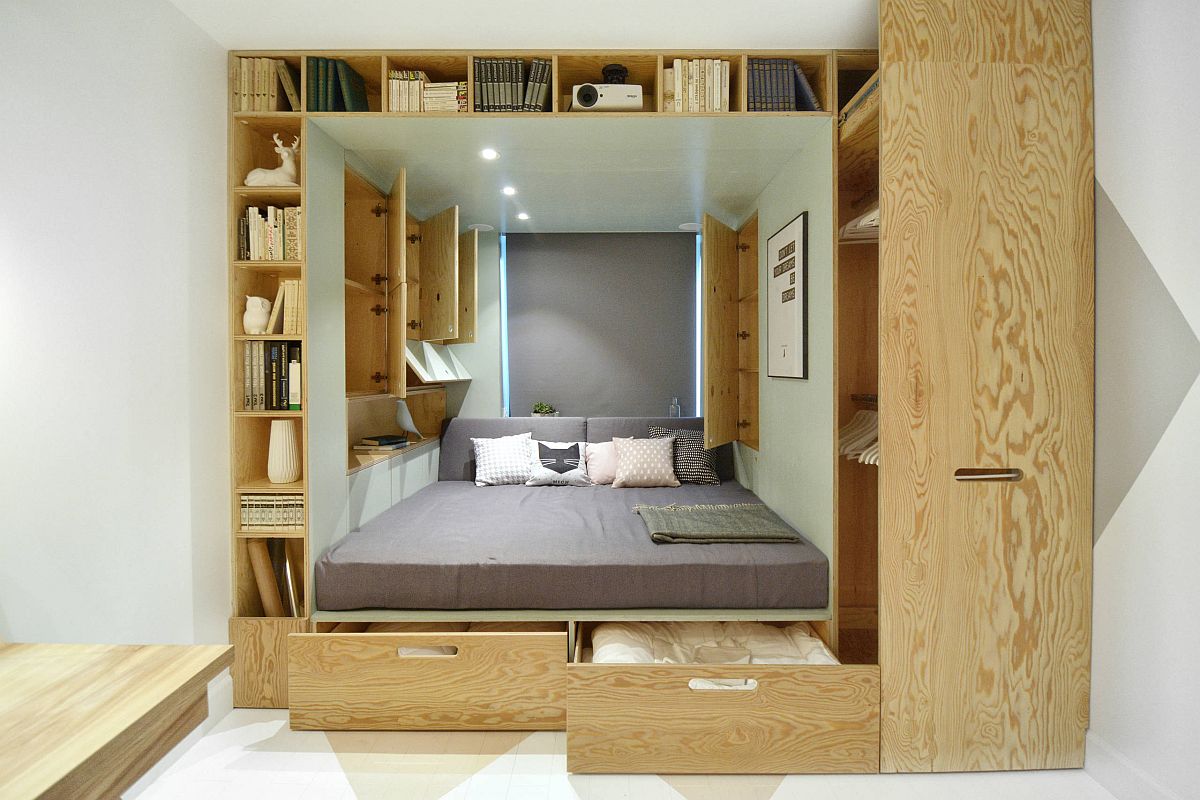phòng ngủ với giường thấp sàn, tủ kệ lư trữ bao quanh