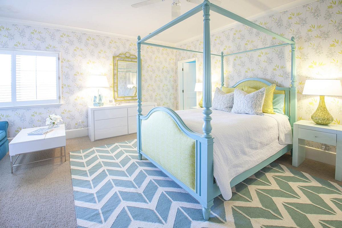 hình ảnh phòng ngủ màu xanh tươi sáng với giường queen, giấy dán tường hoa lá, thảm trải
