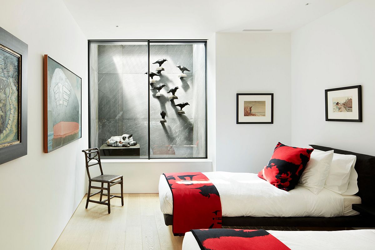 hình ảnh phòng ngủ tuổi teen với điểm nhấn màu đỏ đô từ vỏ gối, chăn trải
