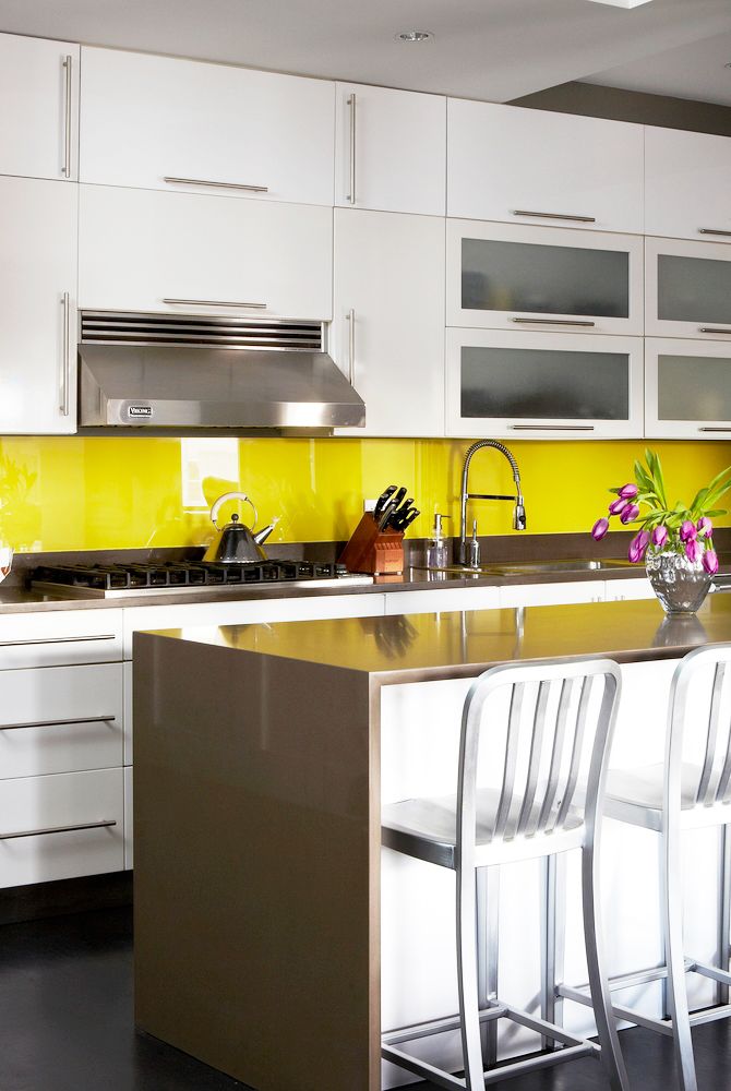 hình ảnh phòng bếp sáng bóng với điểm nhấn màu vàng chanh bắt mắt