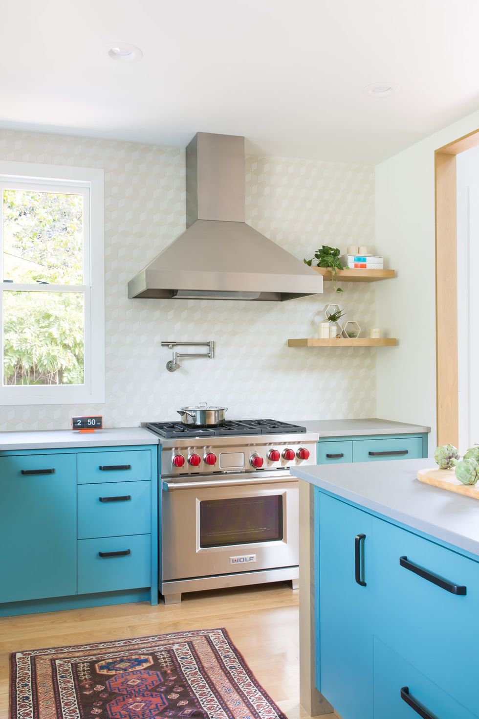 hình ảnh phòng bếp hiện đại với tủ dưới sơn màu xanh da trời bắt mắt