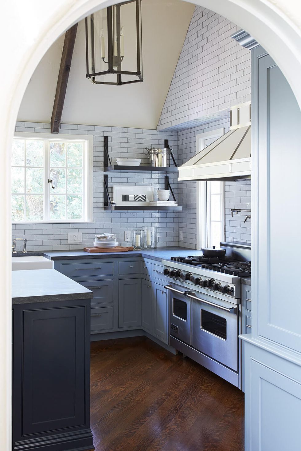 hình ảnh phòng bếp với tủ bếp màu xám thép, bàn đảo màu xám hải quân đậm, trần màu be, sàn lát gỗ