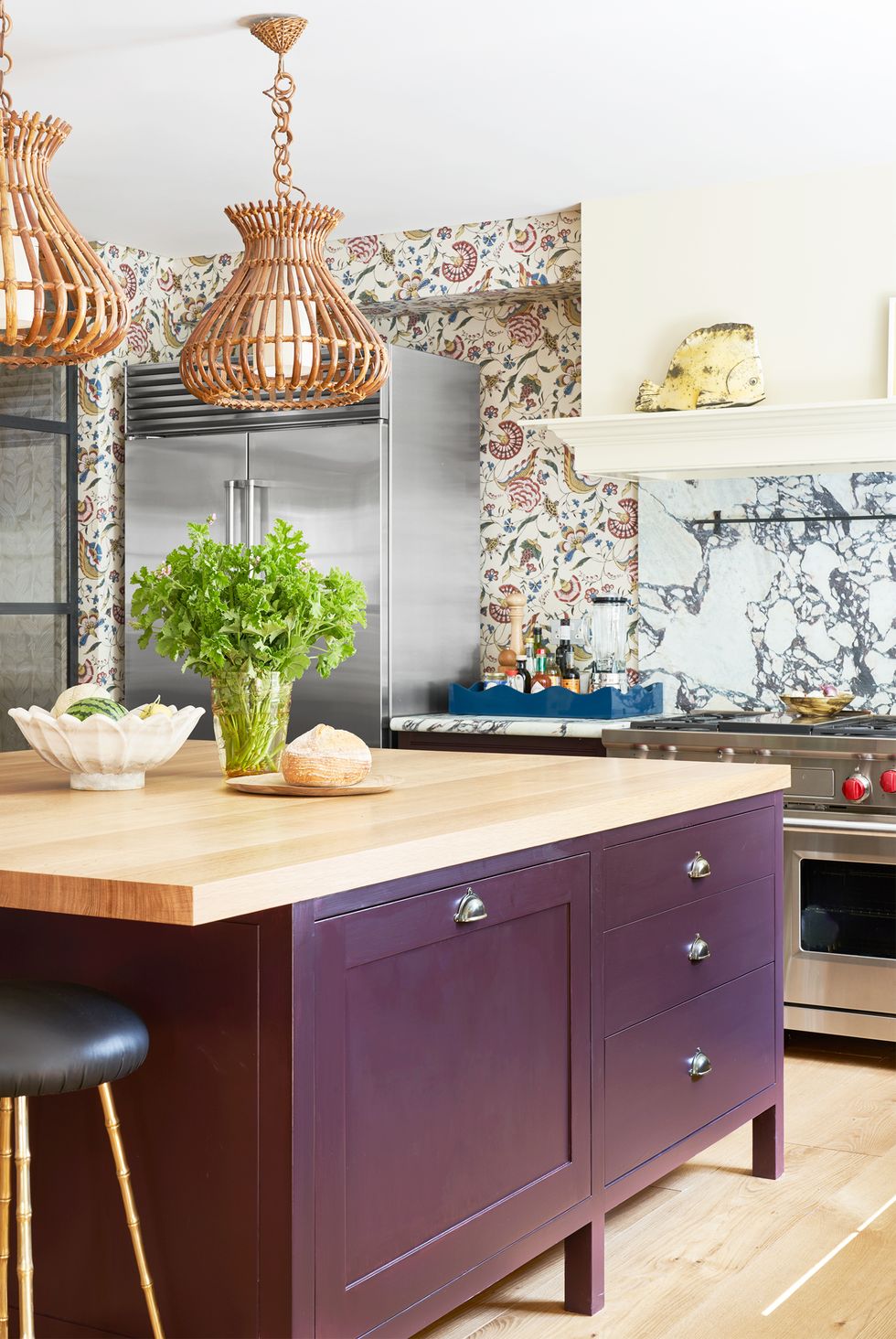 hình ảnh phòng bếp hiện đại với điểm nhấn là bàn đảo kiêm bar ăn sáng màu tím hoa cà