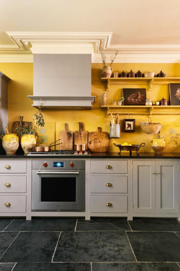 hình ảnh phòng bếp ấm cúng và nổi bật với bức tường màu vàng cúc vạn thọ