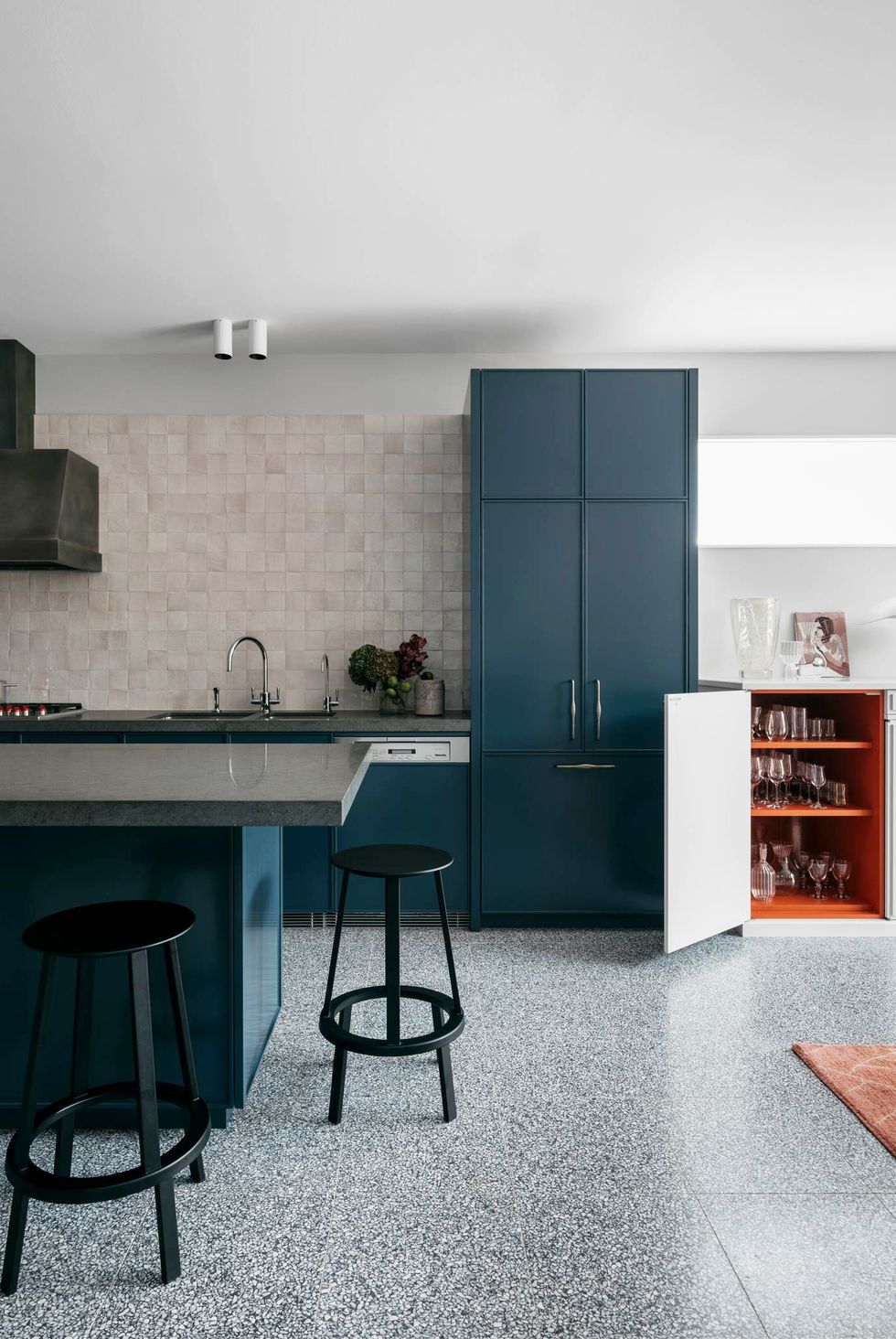 hình ảnh phòng bếp phong cách mở thoáng sáng với tủ lưu trữ màu xanh nước biển