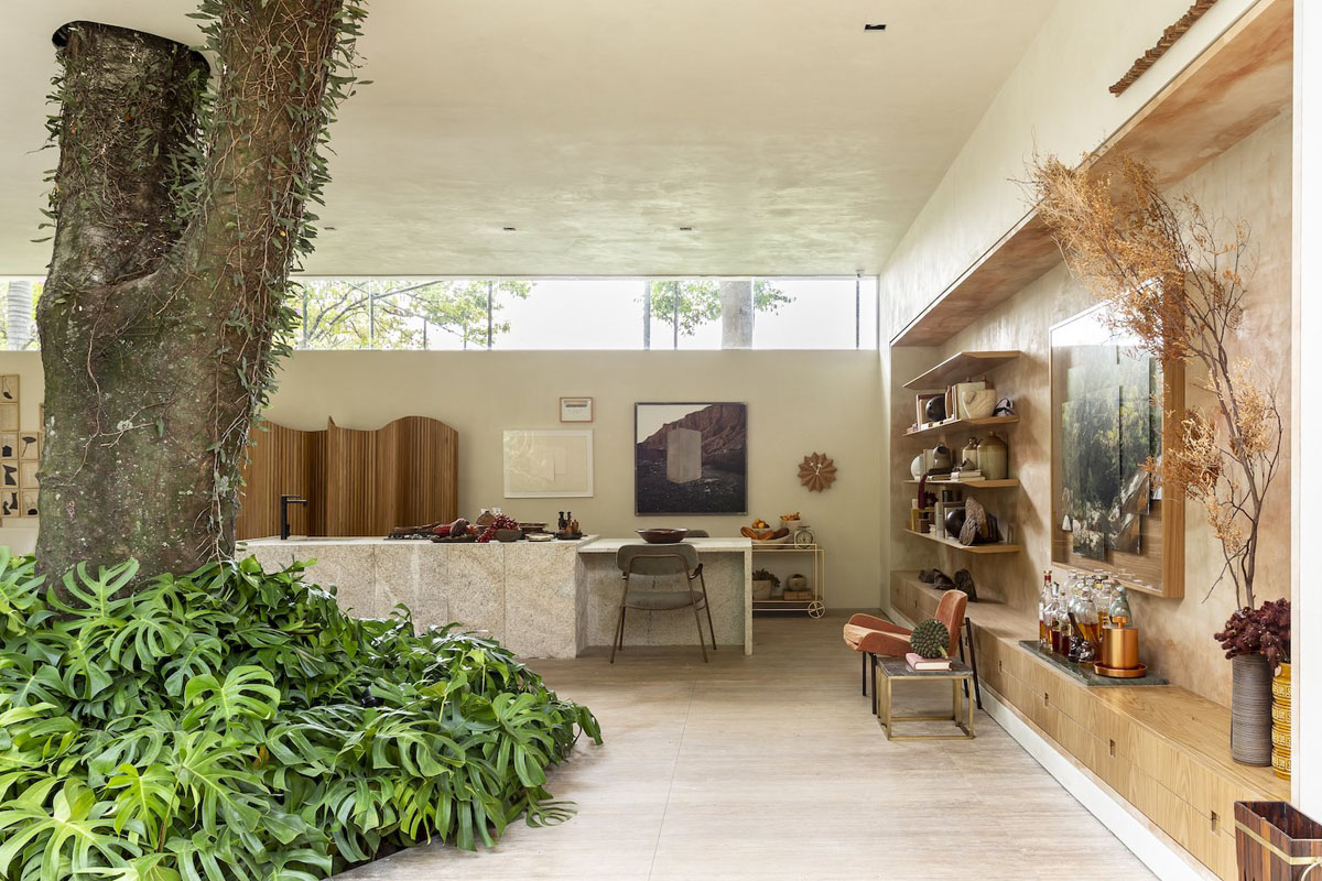 hình ảnh phòng bếp rộng rãi trong nhà vườn với tủ kệ gắn tường, bar ăn sáng kết hợp đảo bếp