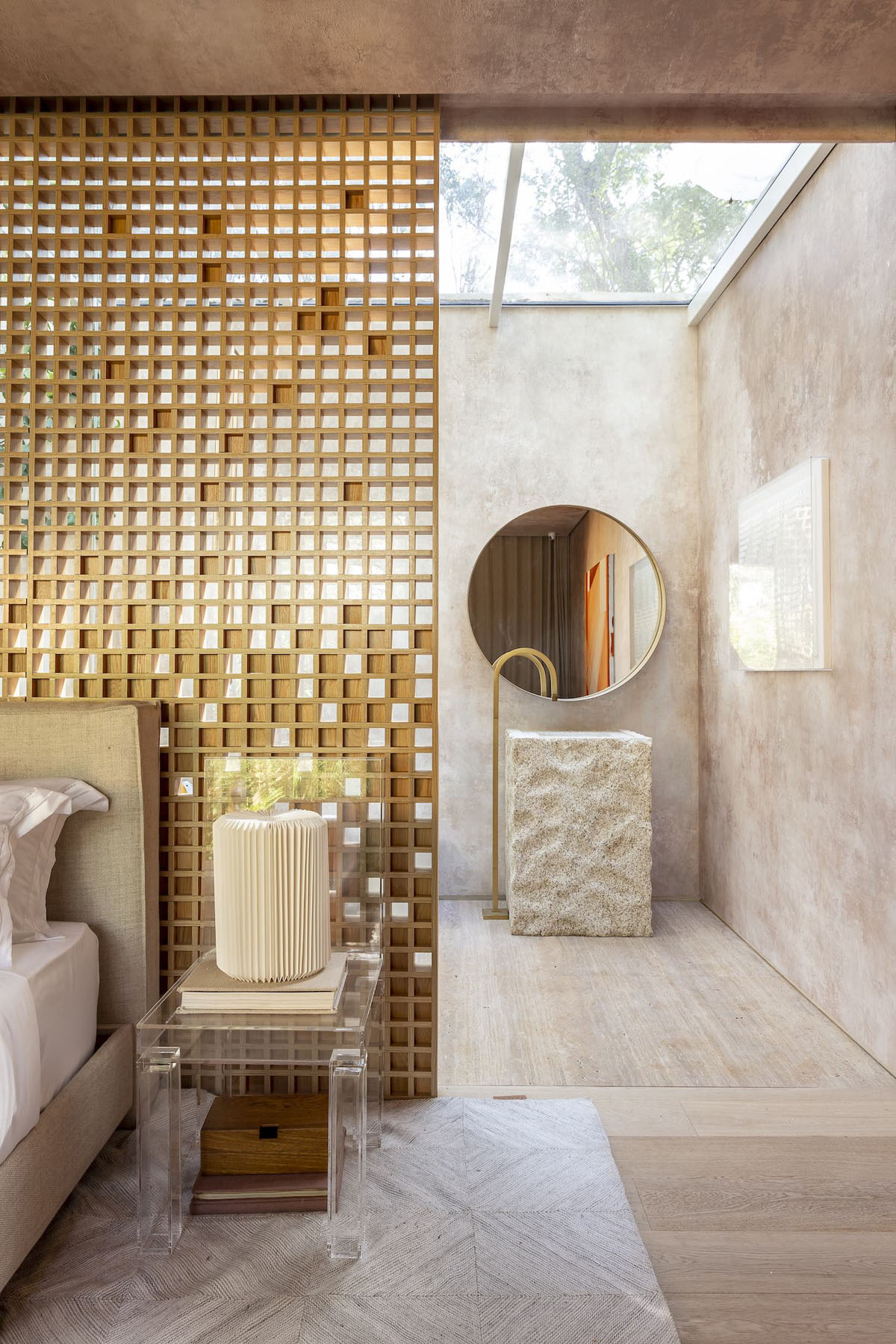 hình ảnh phòng tắm khép kín trong phòng ngủ nhà vườn với bồn rửa hình trụ bằng đá trắng