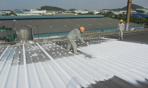 hình ảnh thợ thi công sơn chống nóng cho mái tôn