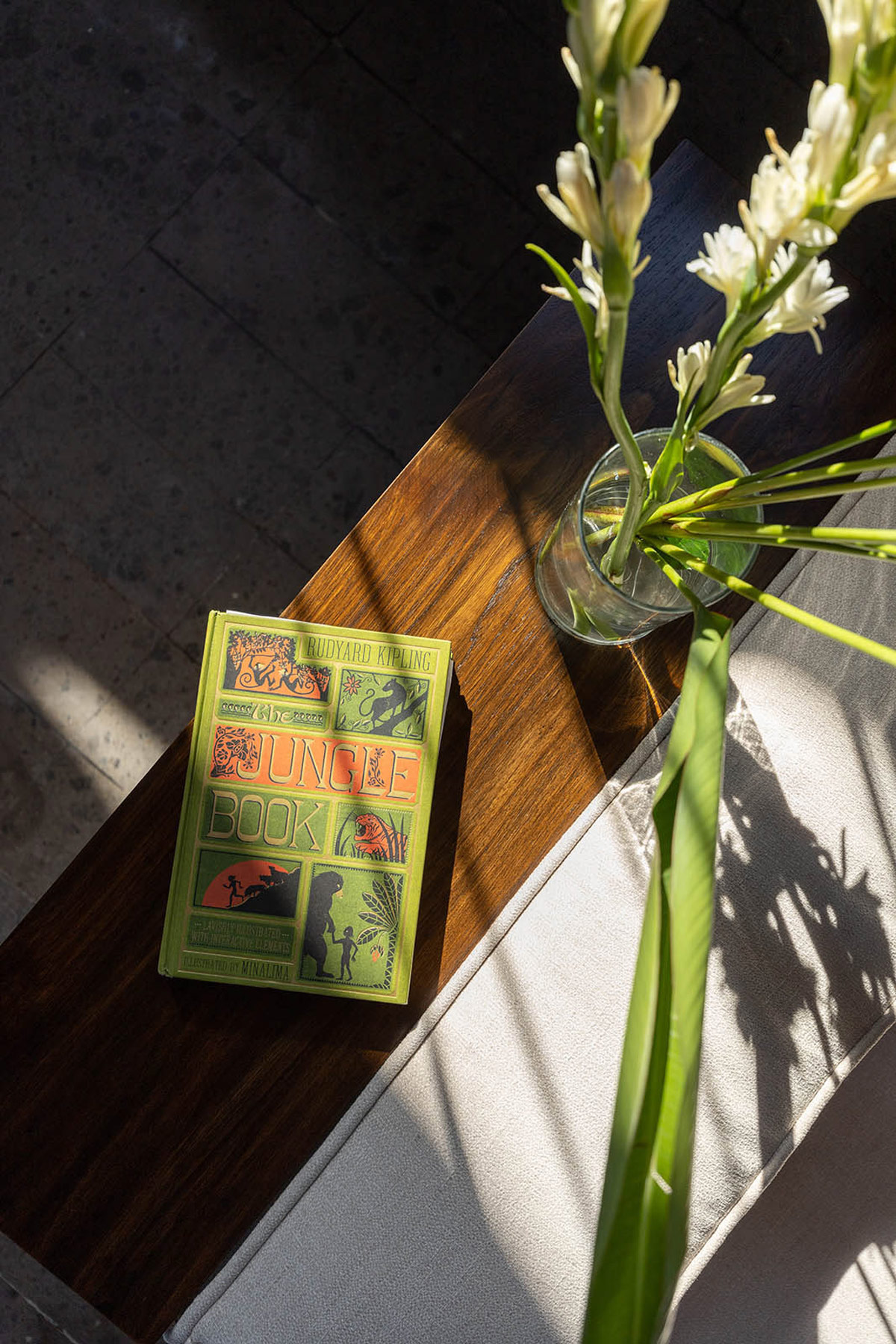 hình ảnh cận cảnh cuốn sách Jungle của Rudyard Kipling đặt trên bàn cà phê gỗ