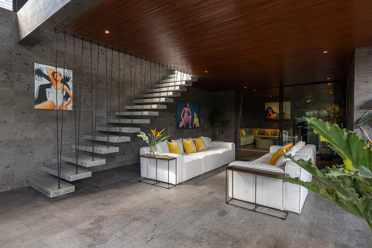 hình ảnh phòng khách phong cách công nghiệp với tông màu xám bê tông chủ đạo, sofa trắng, gối tựa màu vàng chanh