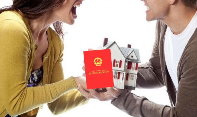 hình ảnh 2 vợ chồng cùng cầm trên tay mô hình ngôi nhà và cuốn sổ đỏ nhà đất