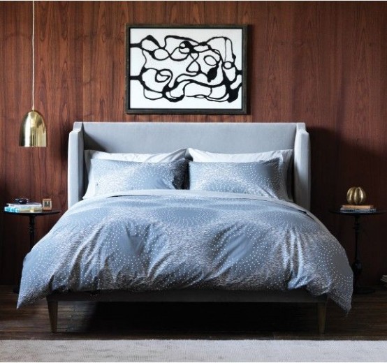 hình ảnh cận cảnh mẫu giường ngủ màu xám nhạt nổi bật trên phông nền gỗ chủ đạo