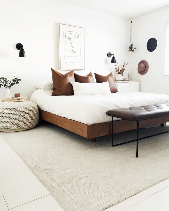 hình ảnh mẫu giường gỗ thân thiện kết hợp ghế cuối giường bọc da màu nâu cùng tông với gối tựa