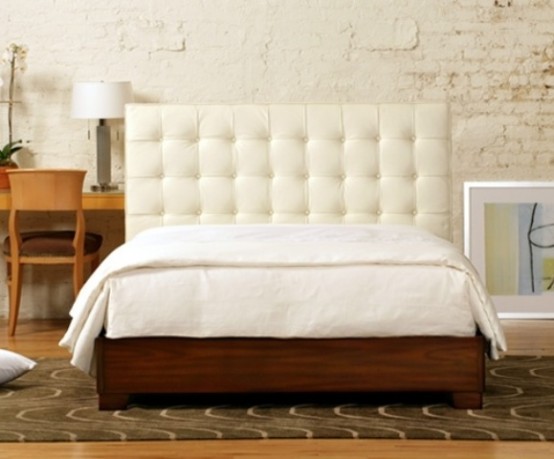 hình ảnh cận cảnh mẫu giường gỗ với phần đầu giường bọc nệm màu trắng sang trọng