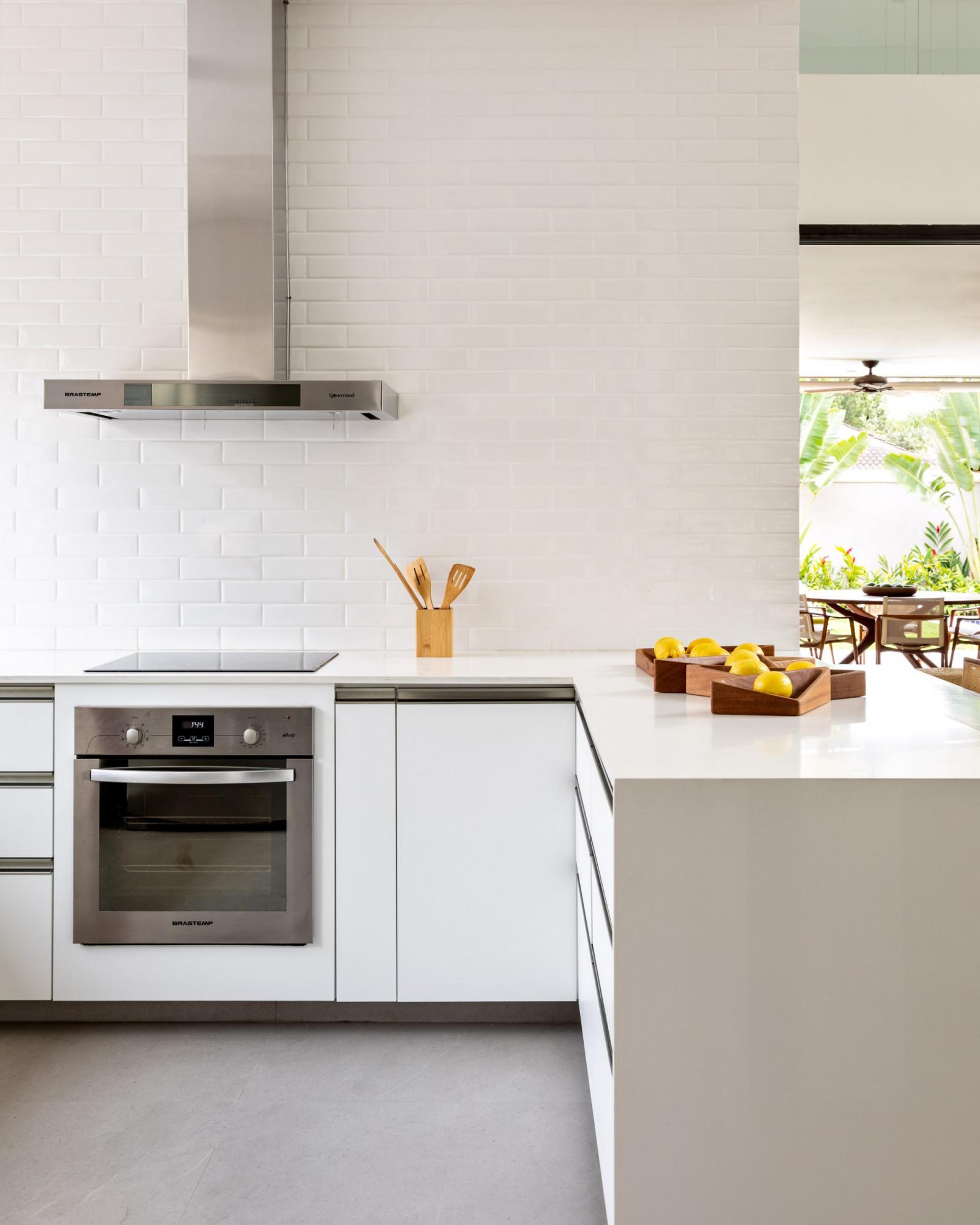 hình ảnh góc bếp hiện đại với nội thất màu trắng chủ đạo trong nhà 2 tầng
